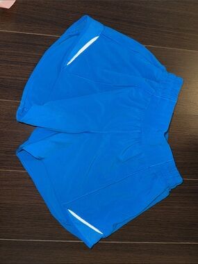 Lululemon Shorts Hotty Hot, Low Rise 4”, sz4